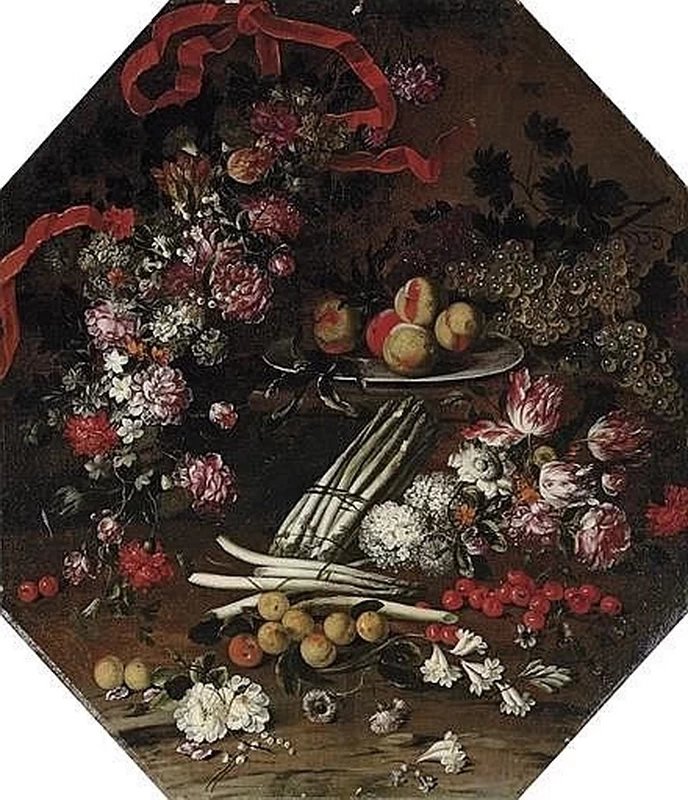 Asparagi, ciliegie, pesche e fiori su un ripiano in legno
